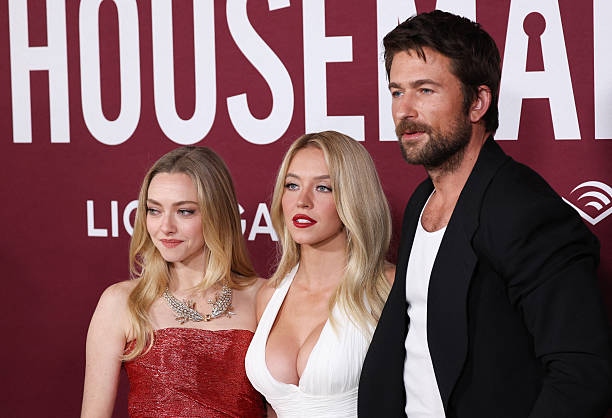 Actors Amanda Seyfried, Sydney Sweeney and Brandon Sklenar attend the LA premiere of Lionsgate's "The Housemaid" at the TCL Chinese theatre in Los Angeles, on December 15, 2025 — frame 227/234 (612×418)