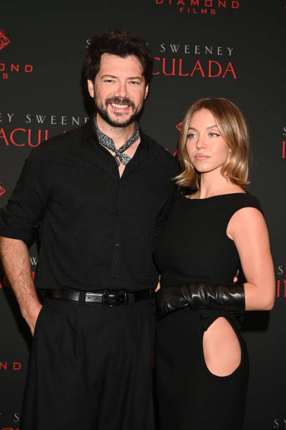 Actress Sydney Sweeney and actor Alvaro Morte posse for photos during the Immaculate film Photocall at Mexico City Four Season Hotel — frame 6/20 (407×612)