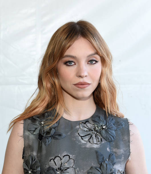 Actress Sydney Sweeney attends the 2022 Film Independent Spirit Awards on March 06, 2022 in Santa Monica, California — frame 7/47 (529×612)