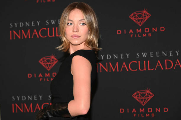 Actress Sydney Sweeney posses for photos during the Immaculate film Photocall at Mexico City Four Season Hotel — frame 10/20 (612×407)