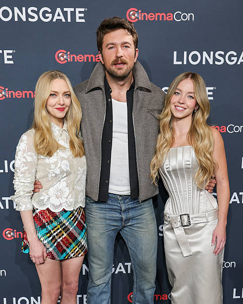 Amanda Seyfried, Brandon Sklenar and Sydney Sweeney promote the upcoming film "The Housemaid" at the Lionsgate presentation during CinemaCon, the official convention of Cinema United, at The Colosseum at Caesars Palace on April 01, 2025 in Las Vegas, Nevada — frame 19/25 (490×612)