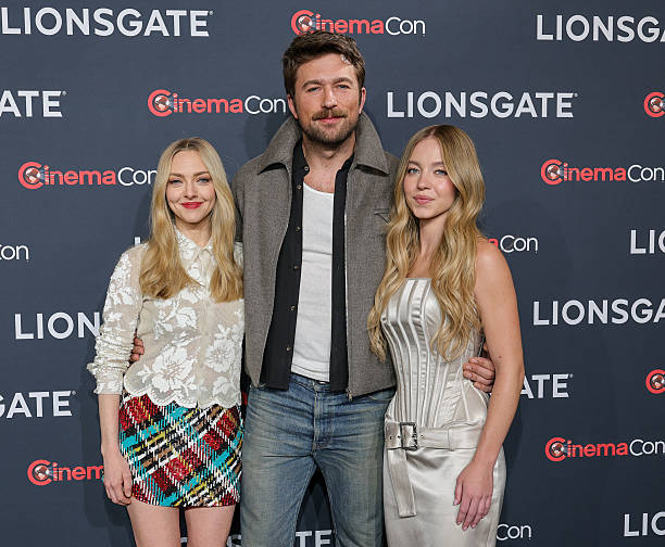 Amanda Seyfried, Brandon Sklenar and Sydney Sweeney promote the upcoming film "The Housemaid" at the Lionsgate presentation during CinemaCon, the official convention of Cinema United, at The Colosseum at Caesars Palace on April 01, 2025 in Las Vegas, Nevada — frame 18/25 (612×504)
