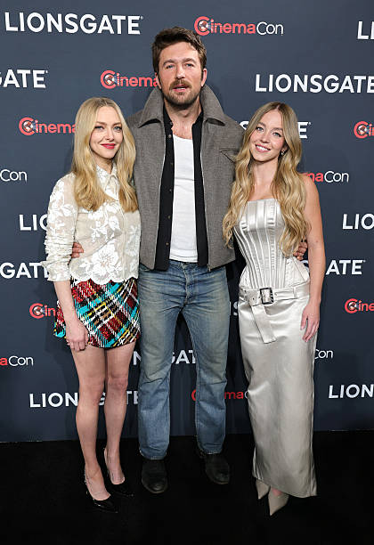 Amanda Seyfried, Brandon Sklenar and Sydney Sweeney promote the upcoming film "The Housemaid" at the Lionsgate presentation during CinemaCon, the official convention of Cinema United, at The Colosseum at Caesars Palace on April 01, 2025 in Las Vegas, Nevada — frame 7/25 (420×612)