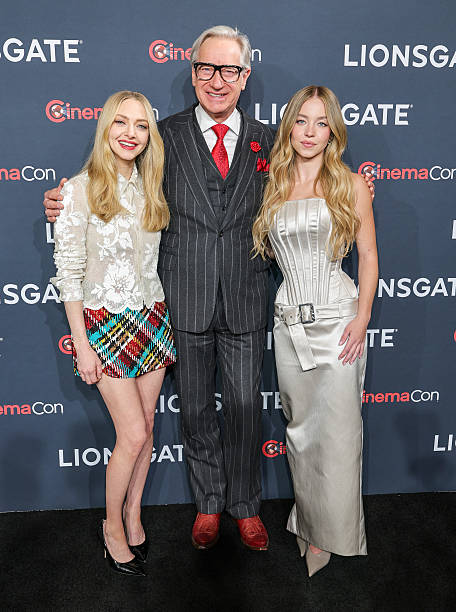 Amanda Seyfried, Paul Feig and Sydney Sweeney promote the upcoming film "The Housemaid" at the Lionsgate presentation during CinemaCon, the official convention of Cinema United, at The Colosseum at Caesars Palace on April 01, 2025 in Las Vegas, Nevada — frame 15/25 (456×612)