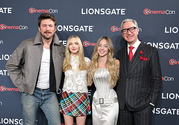Brandon Sklenar, Amanda Seyfried, Sydney Sweeney and Paul Feig promote the upcoming film "The Housemaid" at the Lionsgate presentation during CinemaCon, the official convention of Cinema United, at The Colosseum at Caesars Palace on April 01, 2025 in Las Vegas, Nevada — frame 9/25 (612×427)