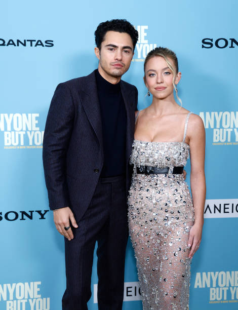 Darren Barnet and Sydney Sweeney attend Columbia Pictures' "Anyone But You" New York premiere at AMC Lincoln Square Theater on December 11, 2023 in New York City — frame 15/24 (470×612)