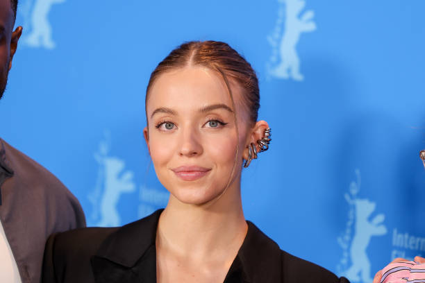 February 2023, Berlin: Actress Sydney Sweeney stands in front of the blue wall during the photocall for the film "Reality". The film is showing in the Panorama section. Photo: Gerald Matzka/dpa — frame 4/128 (612×408)