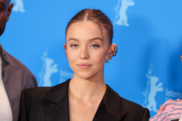 February 2023, Berlin: Actress Sydney Sweeney stands in front of the blue wall during the photocall for the film "Reality". The film is showing in the Panorama section. Photo: Gerald Matzka/dpa — frame 25/128 (612×408)