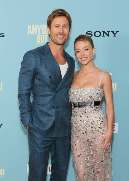 Glen Powell and Sydney Sweeney attend Columbia Pictures' "Anyone But You" New York Premiere at AMC Lincoln Square Theater on December 11, 2023 in New York City — frame 19/24 (435×612)