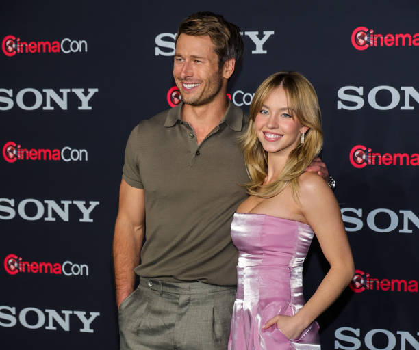 Glen Powell and Sydney Sweeney promote the upcoming film "Anyone But You" at the Sony Pictures Entertainment presentation during CinemaCon, the official convention of the National Association of Theatre Owners, at The Colosseum at Caesars Palace on April 24, 2023 in Las Vegas, Nevada — frame 27/29 (612×512)