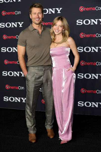 Glen Powell and Sydney Sweeney promote the upcoming film "Anyone But You" at the Sony Pictures Entertainment presentation during CinemaCon, the official convention of the National Association of Theatre Owners, at The Colosseum at Caesars Palace on April 24, 2023 in Las Vegas, Nevada — frame 33/43 (408×612)