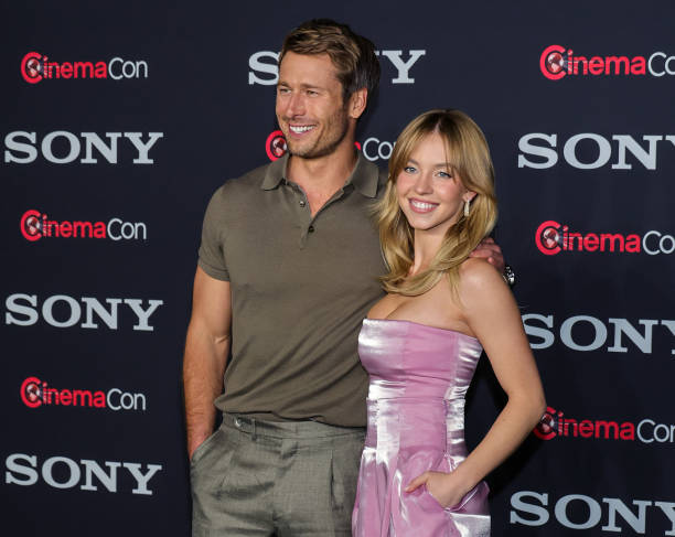 Glen Powell and Sydney Sweeney promote the upcoming film "Anyone But You" at the Sony Pictures Entertainment presentation during CinemaCon, the official convention of the National Association of Theatre Owners, at The Colosseum at Caesars Palace on April 24, 2023 in Las Vegas, Nevada — frame 25/29 (612×487)