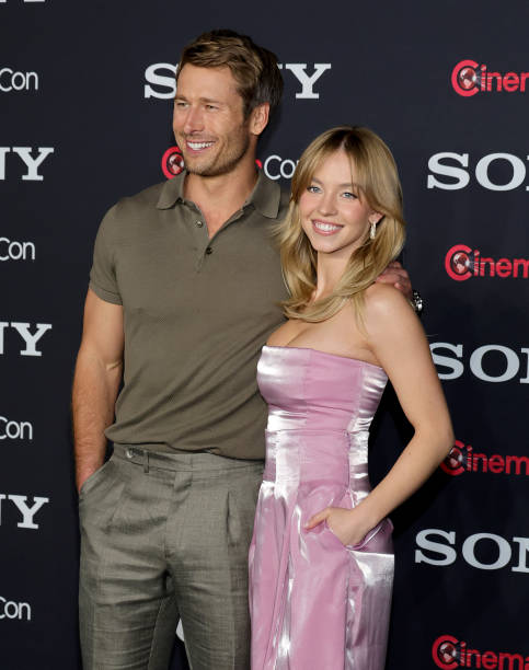 Glen Powell and Sydney Sweeney promote the upcoming film "Anyone But You" at the Sony Pictures Entertainment presentation during CinemaCon, the official convention of the National Association of Theatre Owners, at The Colosseum at Caesars Palace on April 24, 2023 in Las Vegas, Nevada — frame 14/43 (483×612)
