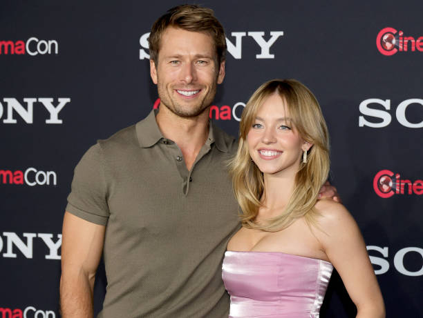 Glen Powell and Sydney Sweeney promote the upcoming film "Anyone But You" at the Sony Pictures Entertainment presentation during CinemaCon, the official convention of the National Association of Theatre Owners, at The Colosseum at Caesars Palace on April 24, 2023 in Las Vegas, Nevada — frame 20/43 (612×461)