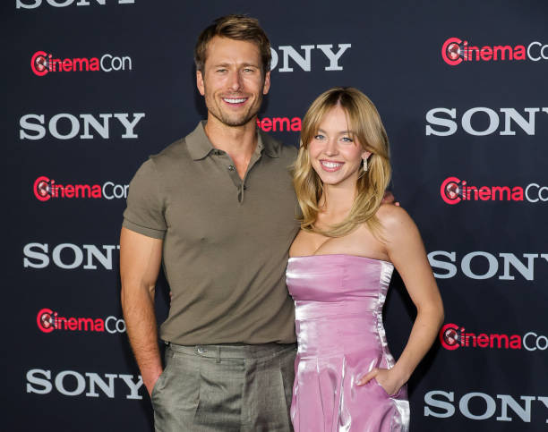 Glen Powell and Sydney Sweeney promote the upcoming film "Anyone But You" at the Sony Pictures Entertainment presentation during CinemaCon, the official convention of the National Association of Theatre Owners, at The Colosseum at Caesars Palace on April 24, 2023 in Las Vegas, Nevada — frame 28/29 (612×483)