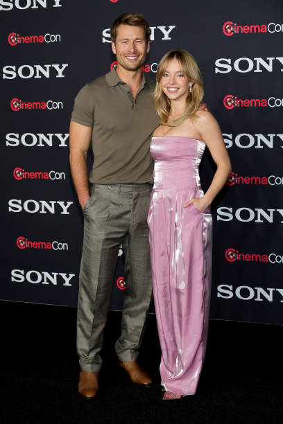 Glen Powell and Sydney Sweeney promote the upcoming film "Anyone But You" at the Sony Pictures Entertainment presentation during CinemaCon, the official convention of the National Association of Theatre Owners, at The Colosseum at Caesars Palace on April 24, 2023 in Las Vegas, Nevada — frame 18/43 (408×612)
