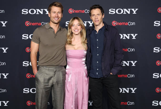Glen Powell, Sydney Sweeney and Will Gluck at the CinemaCon Photo Call for Sony Pictures ANYONE BUT YOU at The Colosseum at Caesar's Palace — frame 11/29 (612×413)