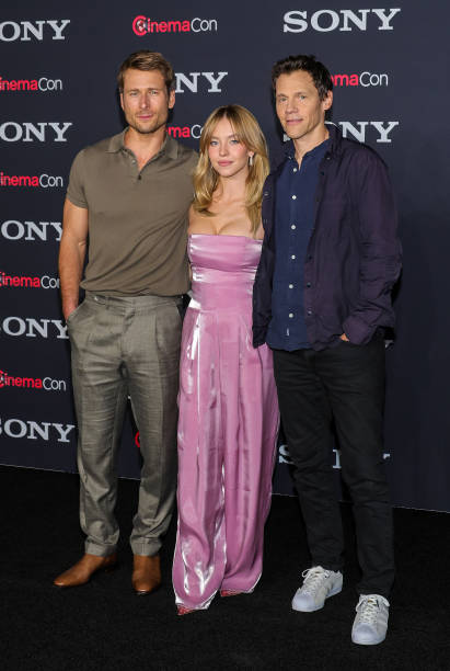 Glen Powell, Sydney Sweeney and Will Gluck promote the upcoming film "Anyone But You" at the Sony Pictures Entertainment presentation during CinemaCon, the official convention of the National Association of Theatre Owners, at The Colosseum at Caesars Palace on April 24, 2023 in Las Vegas, Nevada — frame 23/29 (411×612)