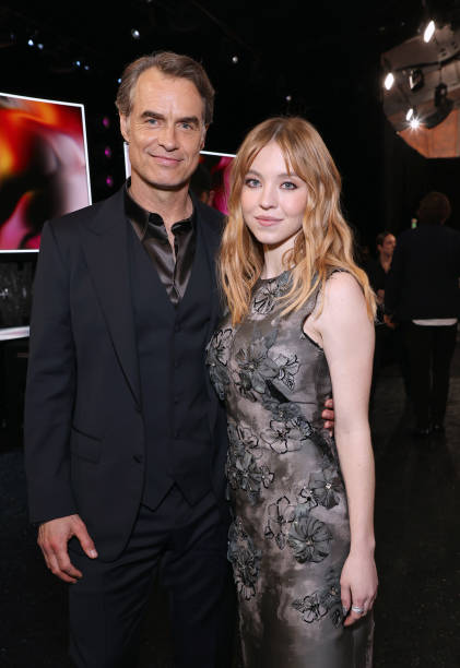 Murray Bartlett and Sydney Sweeney during the 2022 Film Independent Spirit Awards on March 06, 2022 in Santa Monica, California — frame 46/47 (421×612)
