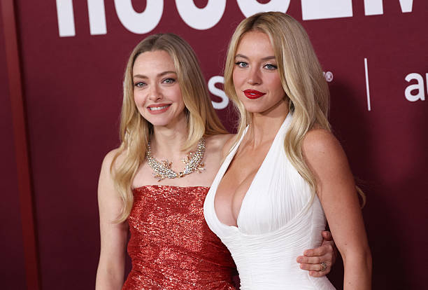 Actress Amanda Seyfried and US actress Sydney Sweeney attend the LA premiere of Lionsgate's "The Housemaid" at the TCL Chinese theatre in Los Angeles, on December 15, 2025 — frame 223/234 (612×414)
