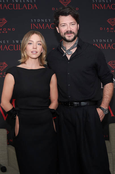 Sydney Sweeney and Álvaro Morte pose for a photo during a press conference for the movie 'Immaculate' at Four Seasons Hotel on May 2, 2024 in Mexico City, Mexico — frame 14/20 (405×612)