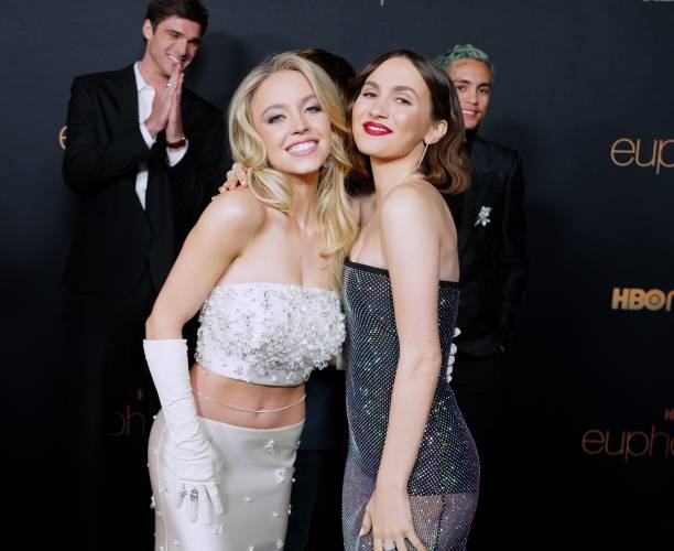 Sydney Sweeney and Maude Apatow attend HBO's "Euphoria" Season 2 Photo Call at Goya Studios on January 05, 2022 in Los Angeles, California — frame 238/239 (612×500)