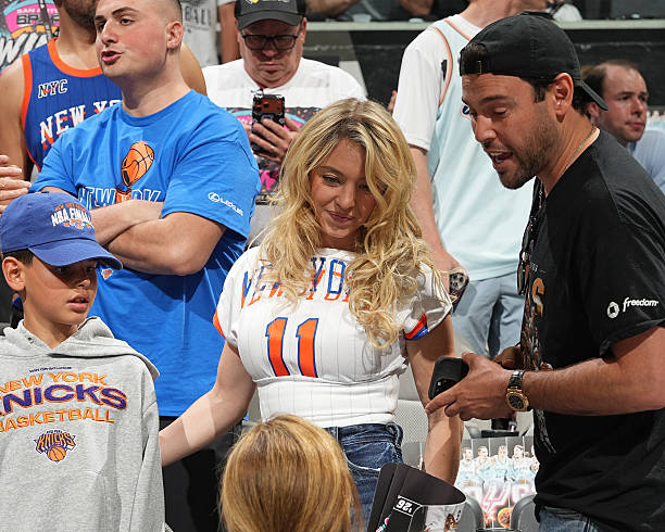 Sydney Sweeney and Scooter Braun Attend the Game (612×490)