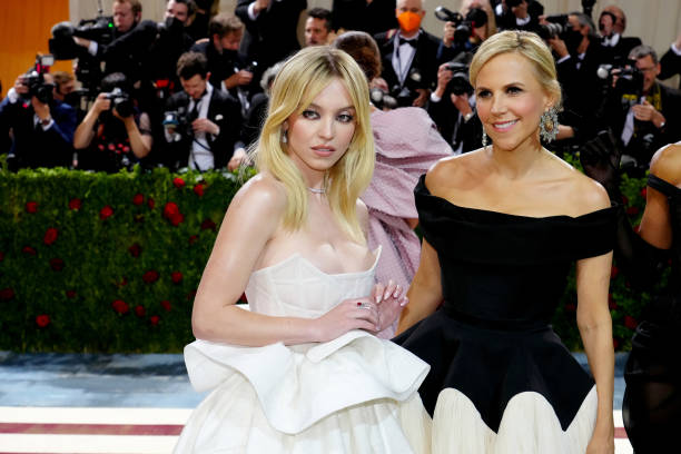 Sydney Sweeney and Tory Burch attend The 2022 Met Gala Celebrating "In America: An Anthology of Fashion" at The Metropolitan Museum of Art on May 02, 2022 in New York City — frame 56/57 (612×408)