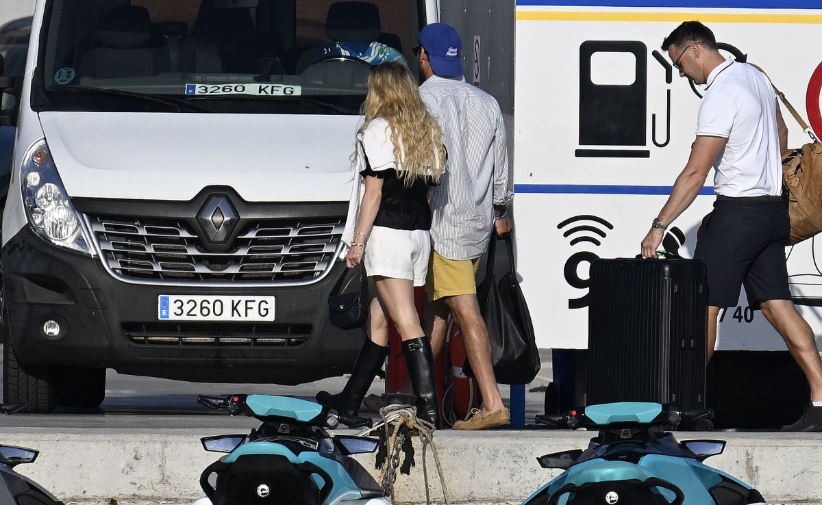Sydney Sweeney Arrives at a Small Harbour in Palma