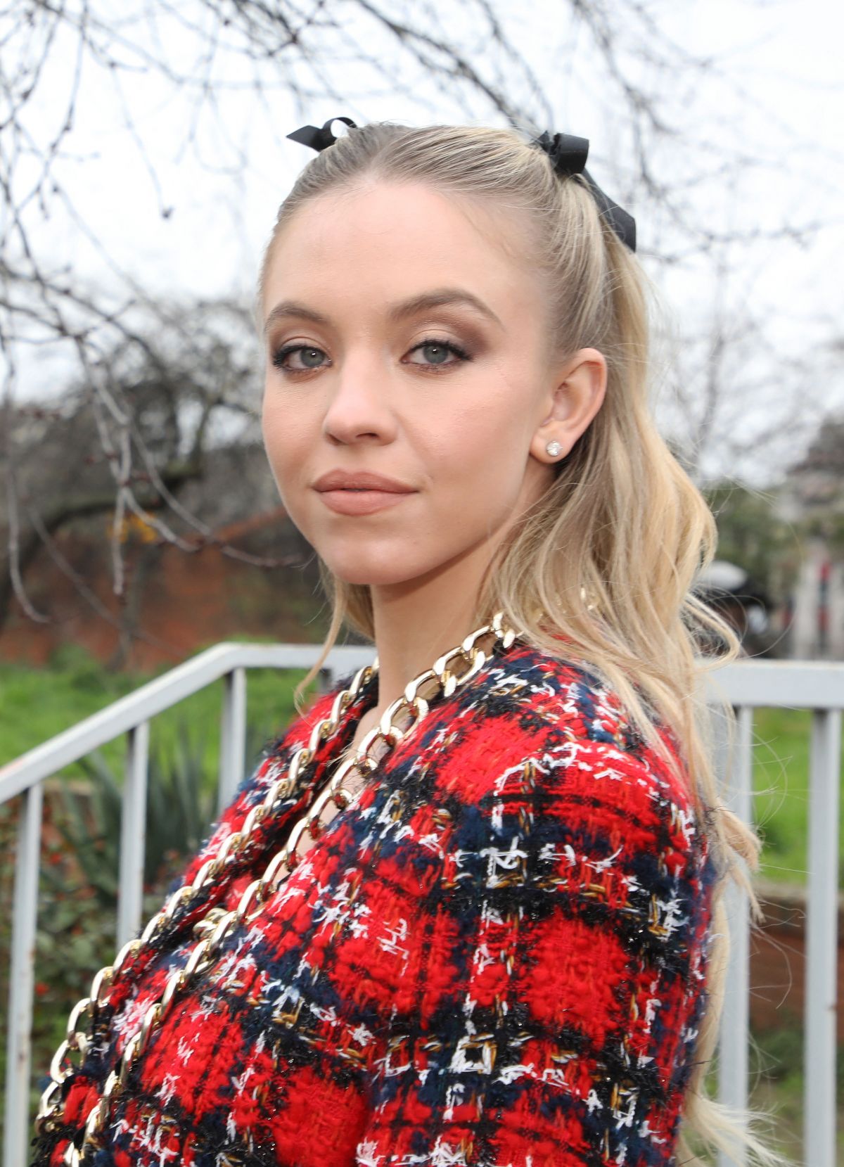 SYDNEY SWEENEY Arrives at Balmain Show at Paris Fashion Week 02/28/2020 — frame 5/14 (1200×1659)