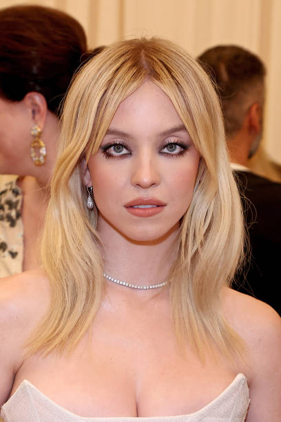 Sydney Sweeney arrives at The 2022 Met Gala Celebrating "In America: An Anthology of Fashion" at The Metropolitan Museum of Art on May 02, 2022 in New York City — frame 1/8 (408×612)