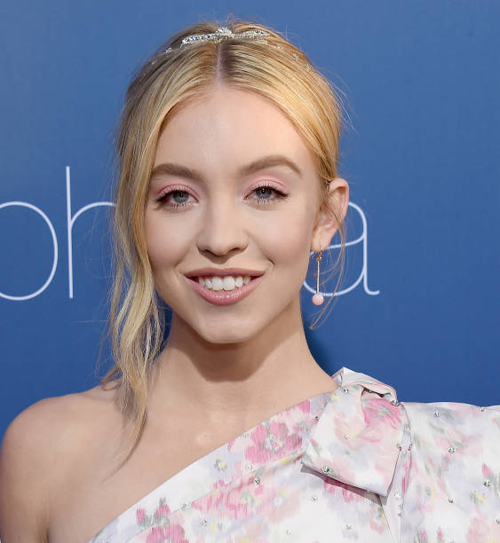 Sydney Sweeney arrives at the LA Premiere Of HBO's "Euphoria" at The Cinerama Dome on June 4, 2019 in Los Angeles, California — frame 227/239 (563×612)