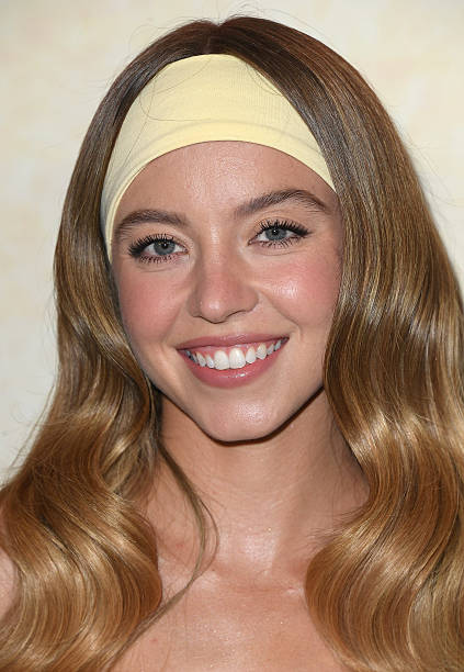 Sydney Sweeney arrives at the Los Angeles Special Screening Of "Americana" at Desert 5 Spot on August 03, 2025 in Los Angeles, California — frame 15/21 (423×612)