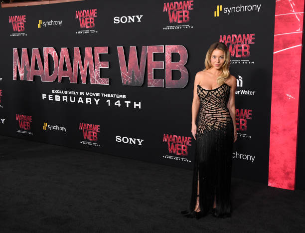 Sydney Sweeney arrives at the World Premiere Of Sony Pictures' "Madame Web" at Regency Village Theatre on February 12, 2024 in Los Angeles, California — frame 67/129 (612×467)