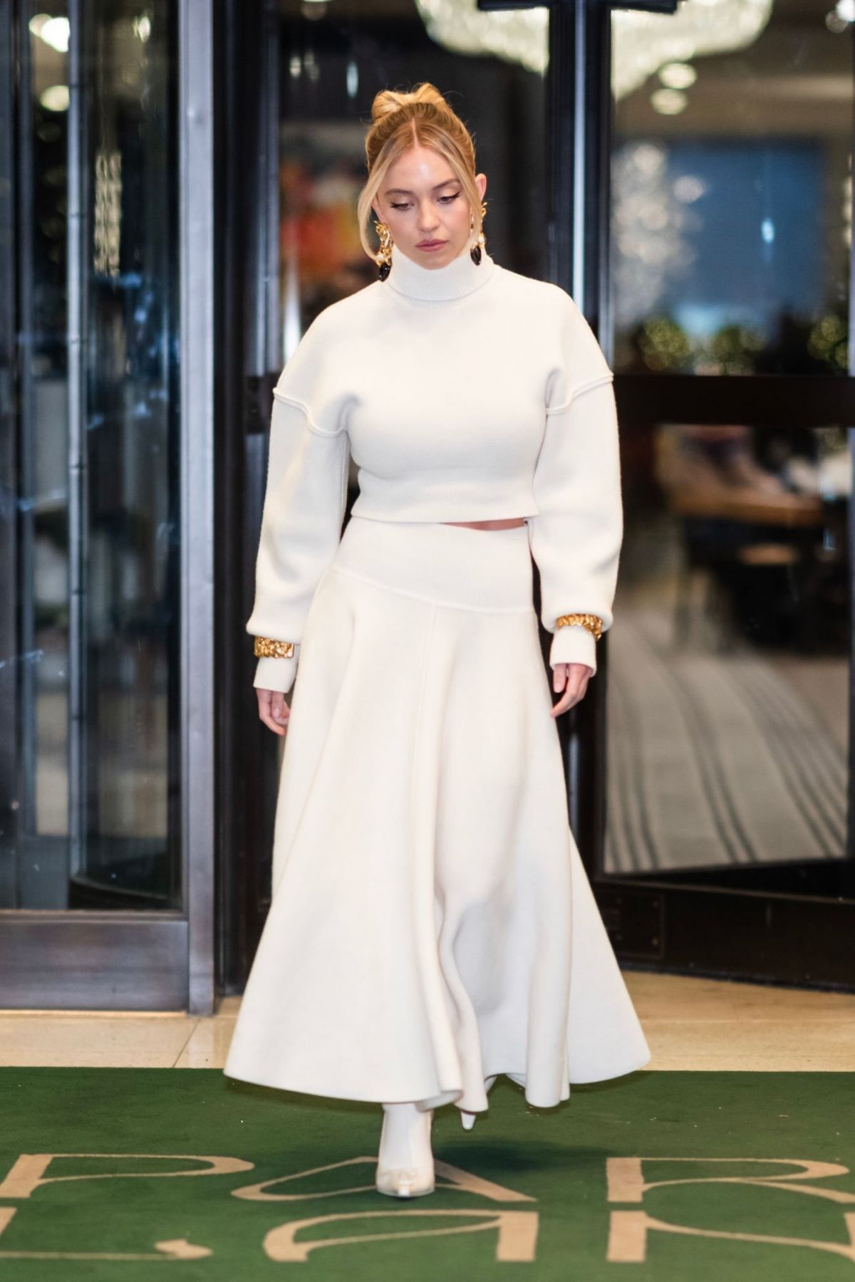SYDNEY SWEENEY Arrives at Today Show in New York 12/11/2023 — frame 54/54 (1200×1800)