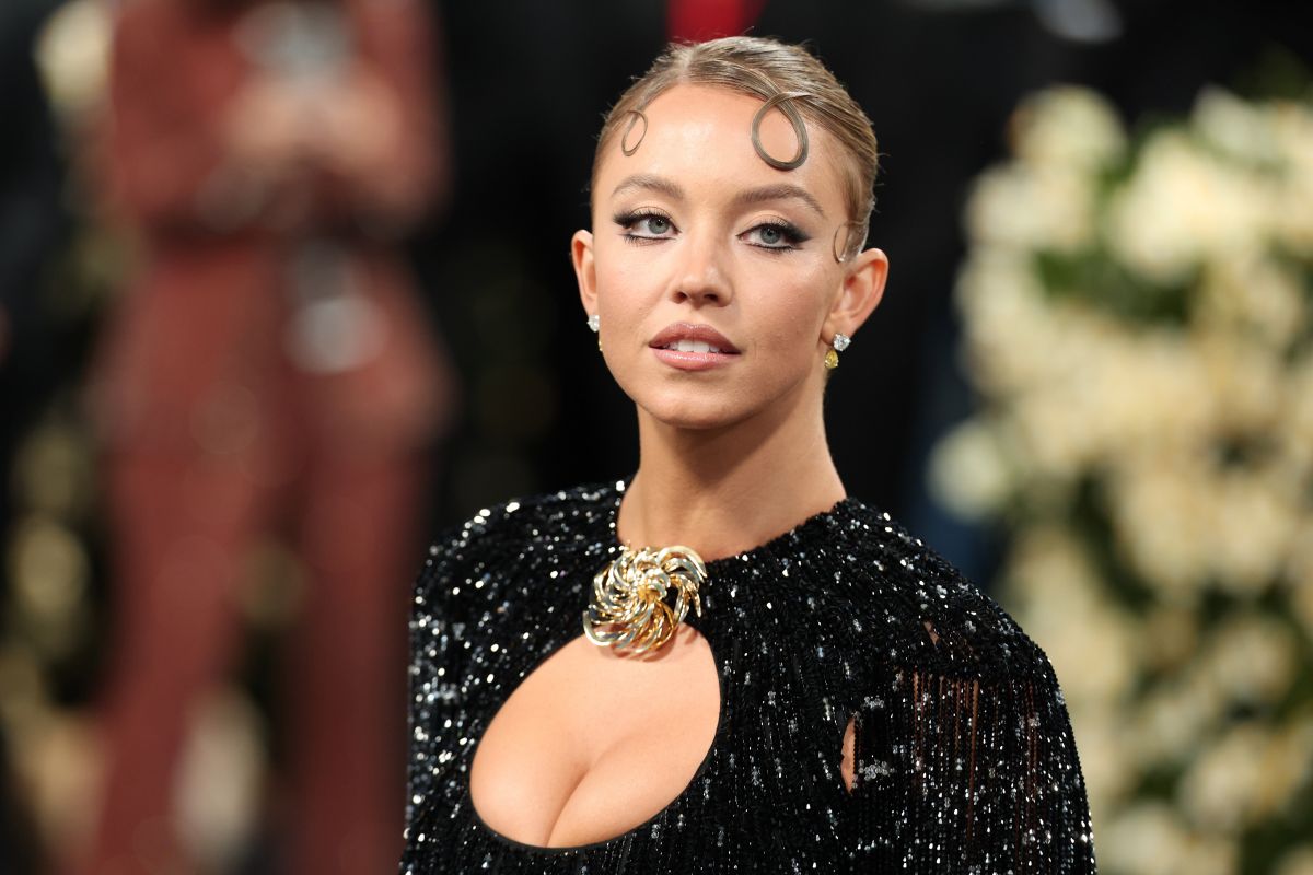 SYDNEY SWEENEY at 2025 Met Gala Celebrating Superfine: Tailoring Black Style in New York 05/05/2025 — frame 73/75 (1200×800)