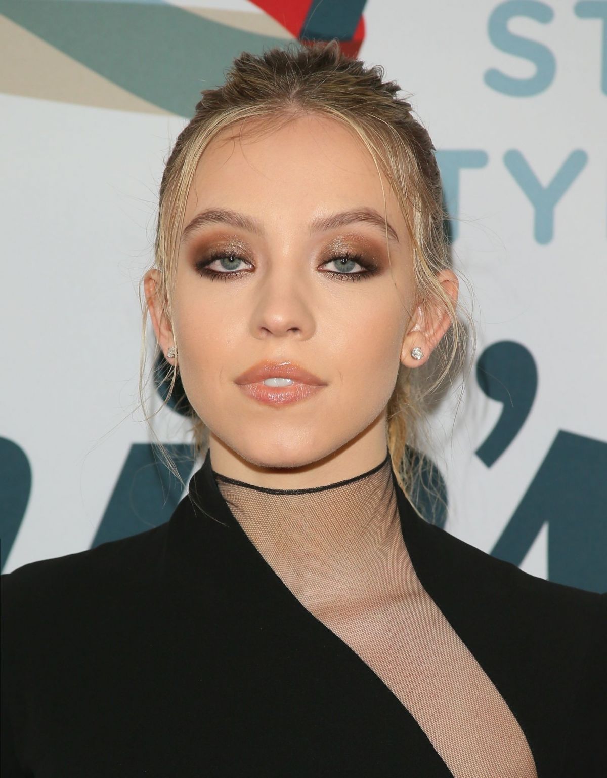 SYDNEY SWEENEY at 3rd Annual Steven Tyler Grammy Viewing Party in Los Angeles 01/26/2020 — frame 20/21 (1200×1537)