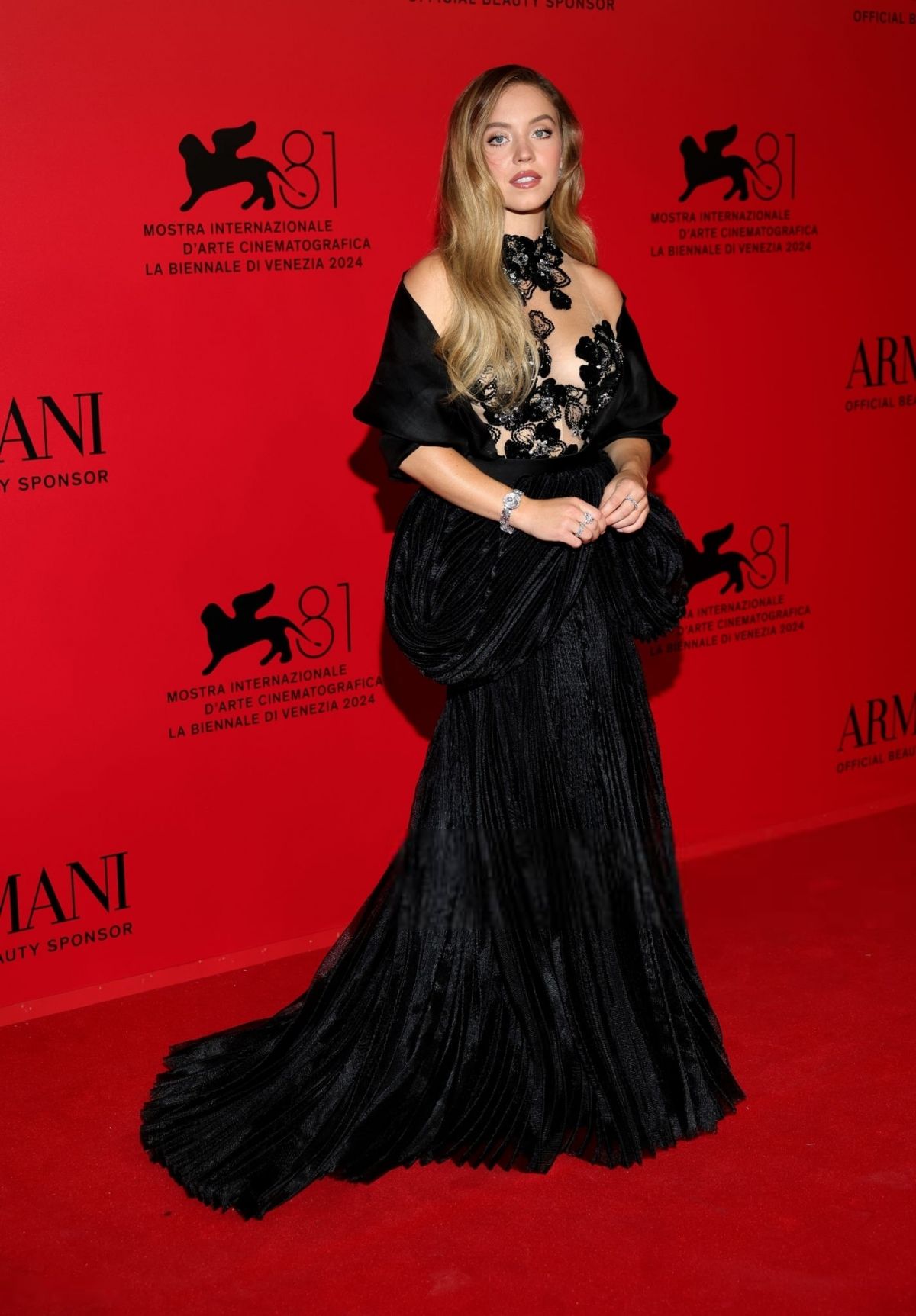 SYDNEY SWEENEY at Armani Beauty Dinner Photocall at 81st Venice International Film Festival 08/31/2024 — frame 33/34 (1200×1725)