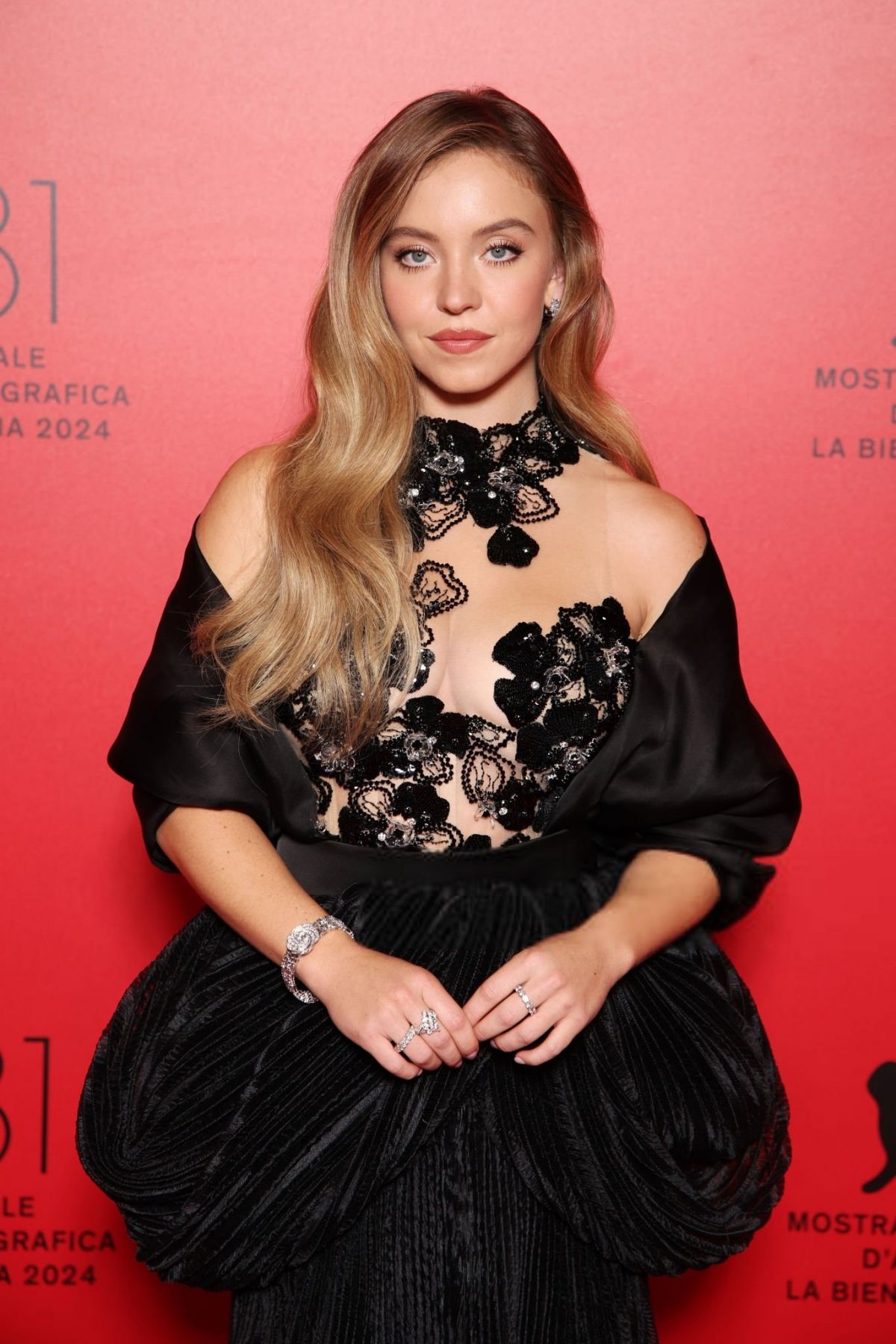SYDNEY SWEENEY at Armani Beauty Dinner Photocall at 81st Venice International Film Festival 08/31/2024 — frame 26/34 (1200×1800)