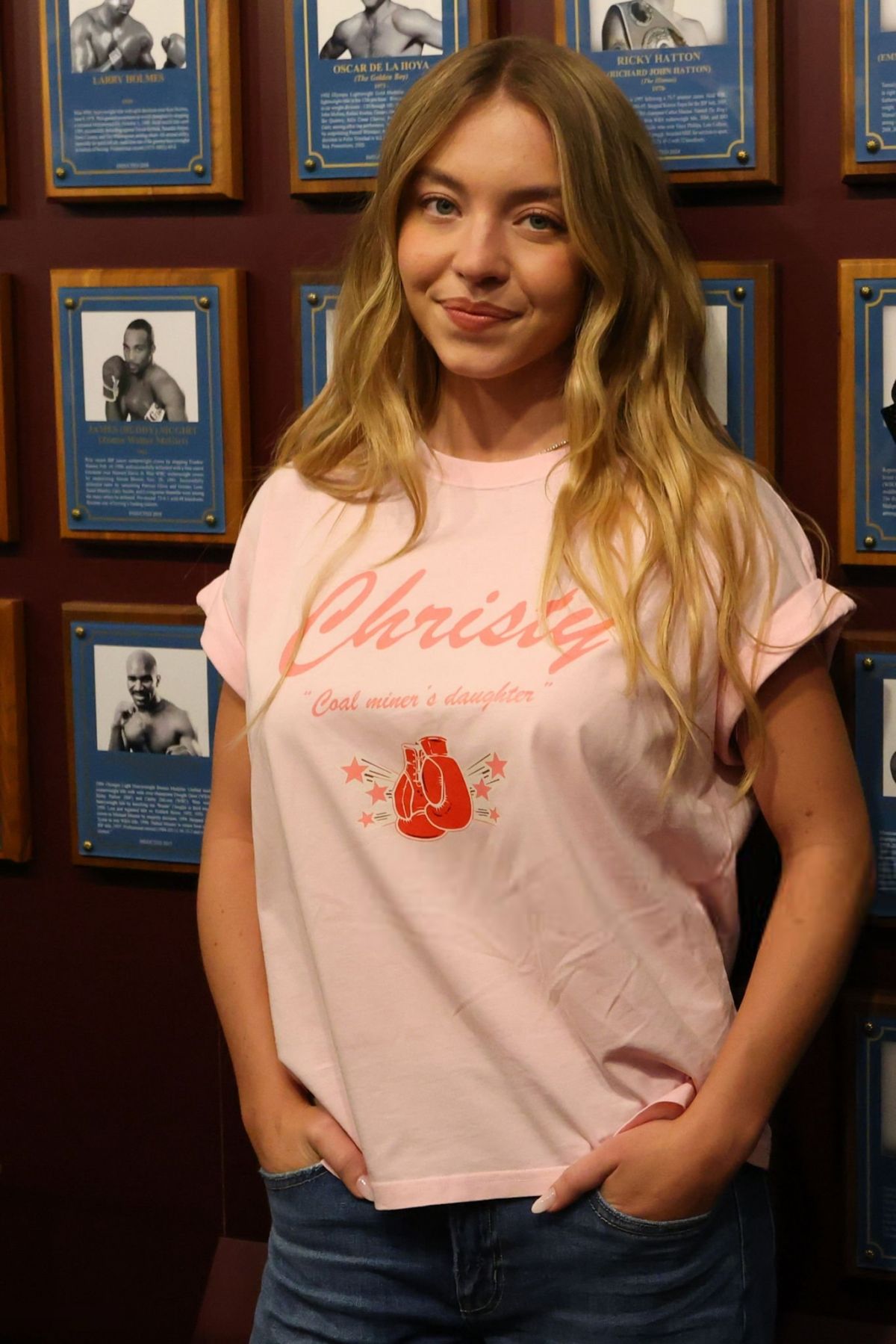 SYDNEY SWEENEY at Boxing Hall of Fame Induction Ceremony and Parade of Champions in Canastota 06/08/2025 (1200×1799)