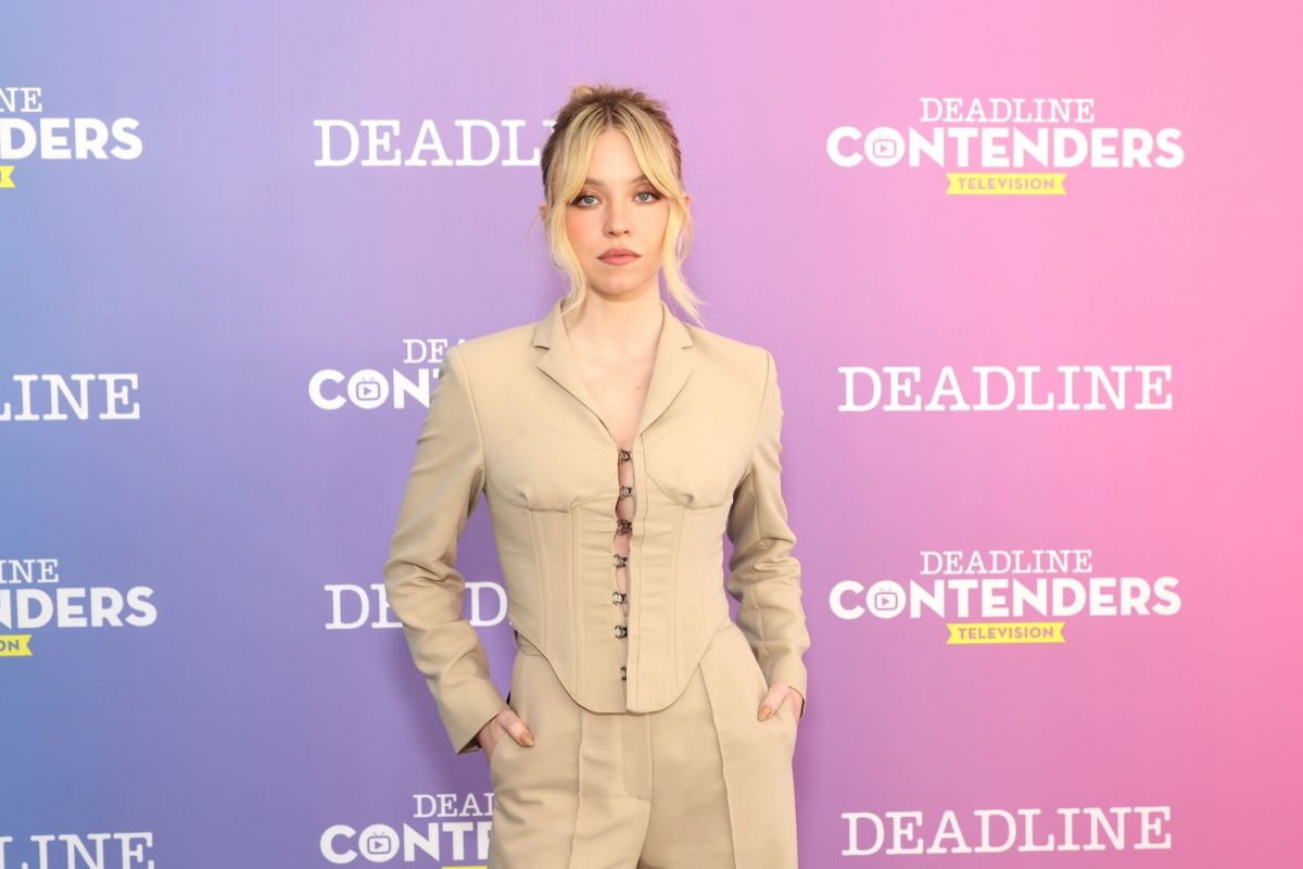 SYDNEY SWEENEY at Deadline Contenders Television Panel in Los Angeles 04/10/2022 (1200×800)