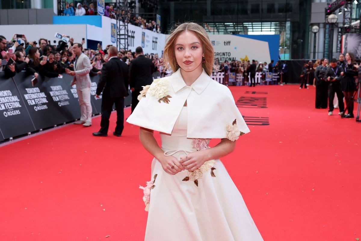 SYDNEY SWEENEY at Eden Premiere at 2024 Toronto International Film Festival 09/07/2024 — frame 21/29 (1200×800)