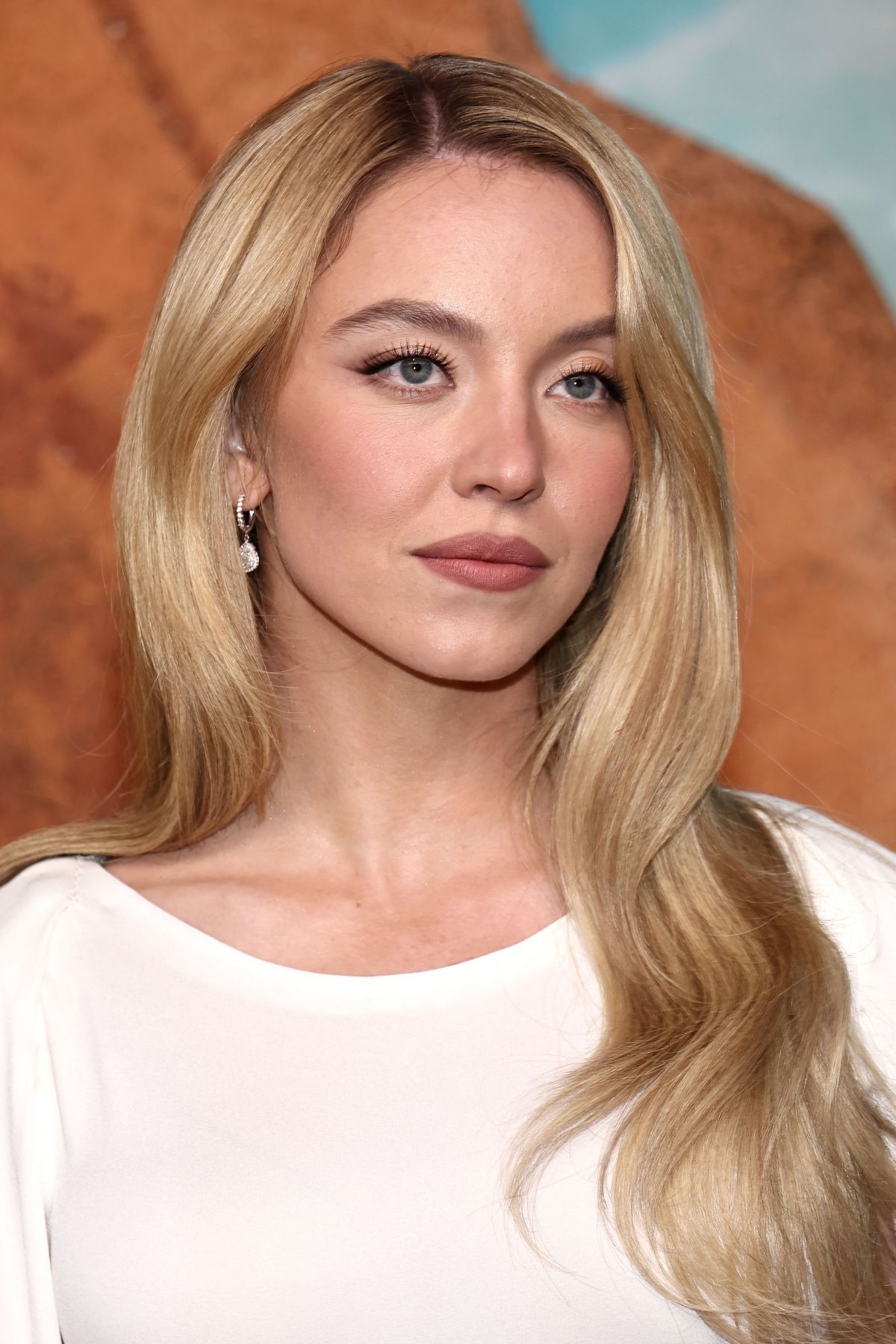 SYDNEY SWEENEY at Euphoria Season 3 Premiere at TCL Chinese Theater in Hollywood 04/07/2026 (1200×1800)