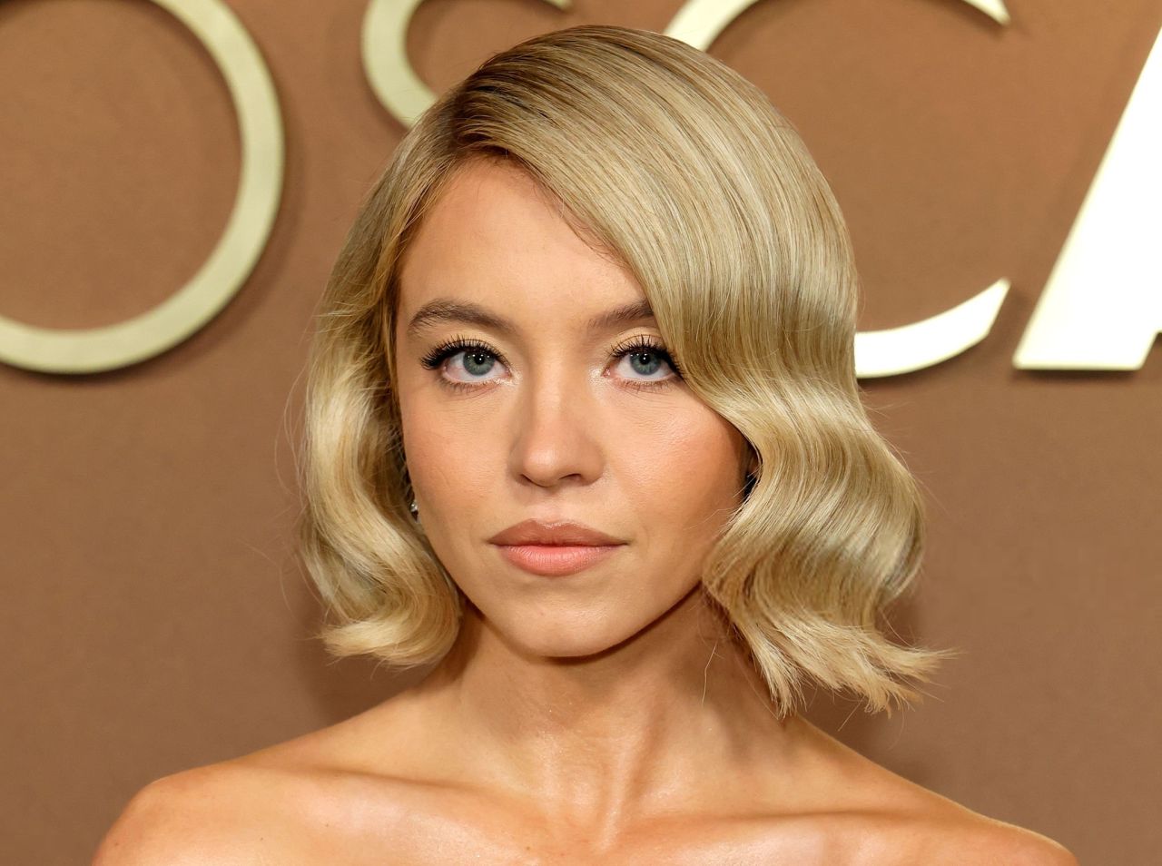 Sydney Sweeney at Governors Awards 2025 — frame 18/343 (1280×954)