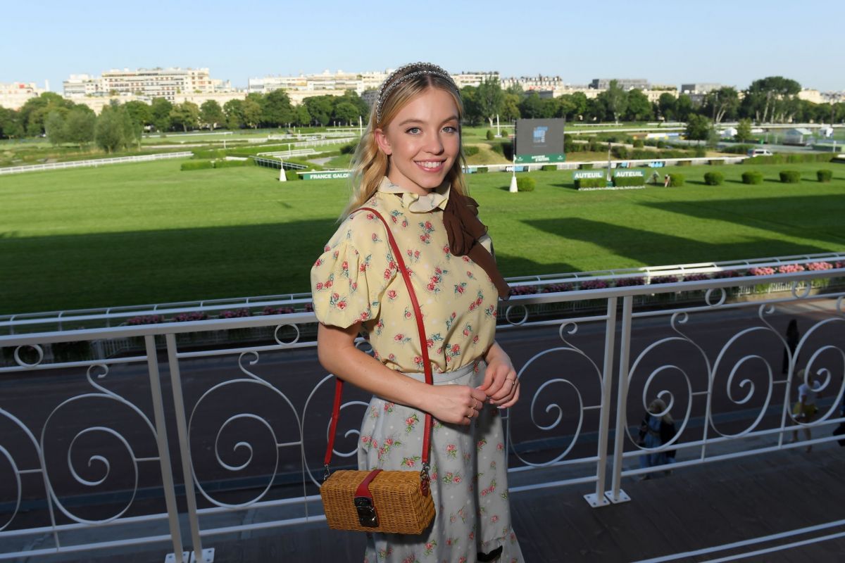 SYDNEY SWEENEY at Miu Miu Club Event in Paris 06/29/2019 — frame 8/11 (1200×800)