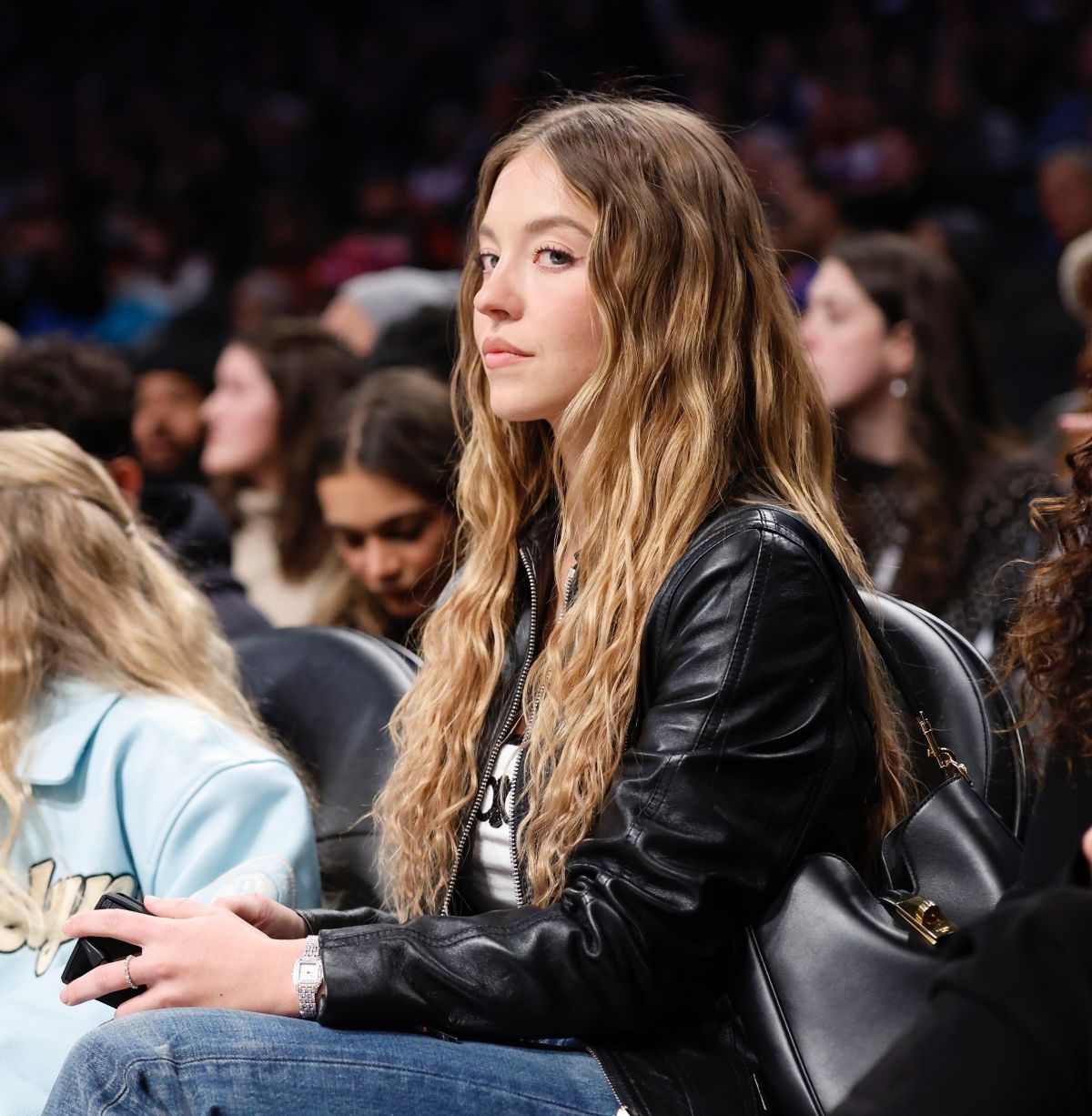 SYDNEY SWEENEY at New York Knicks vs Brooklyn Nets Game at Barclays Center in Brooklyn 01/21/2025 (1200×1226)