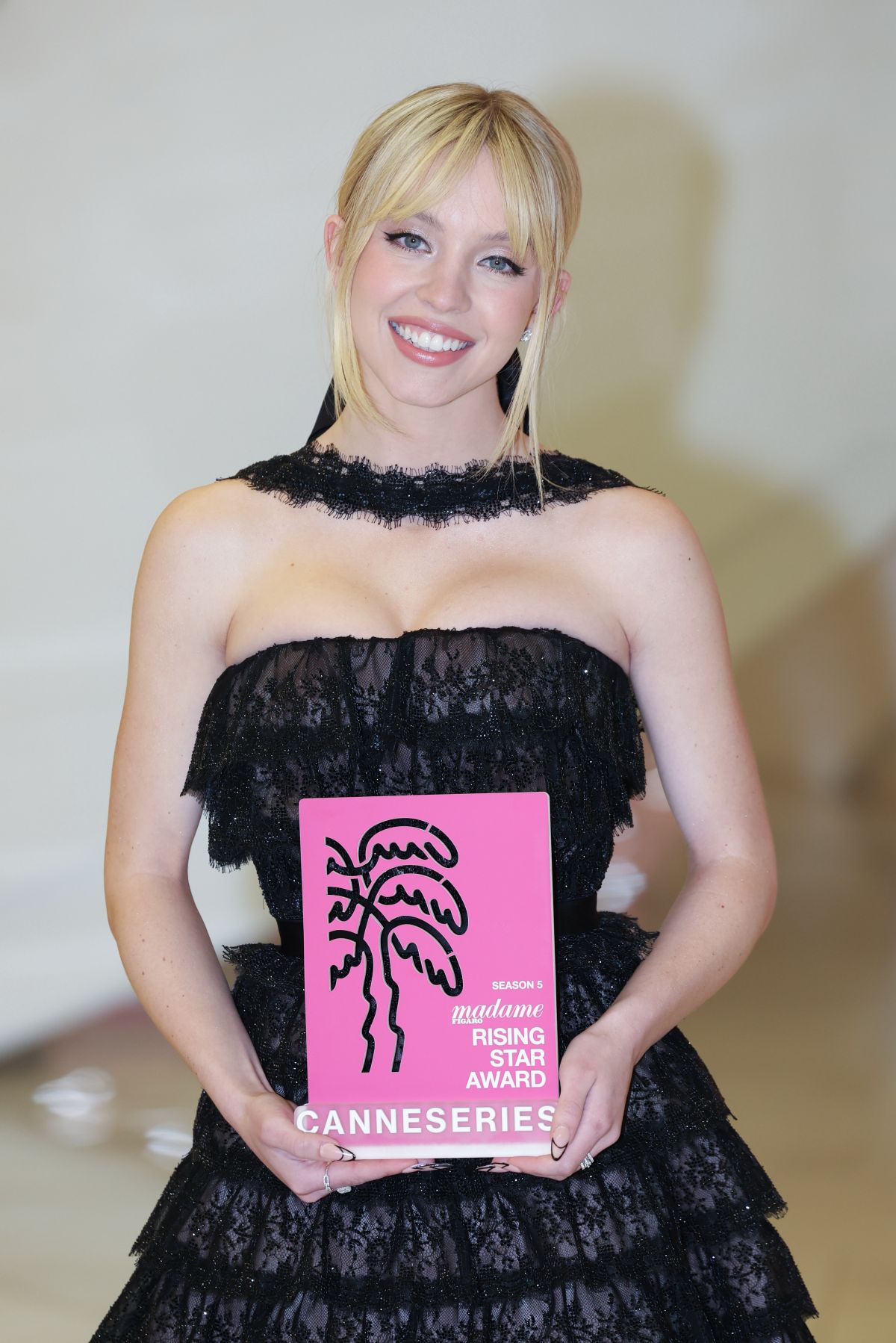 SYDNEY SWEENEY at Opening Ceremony of 5th Canneseries Festival in Cannes 04/01/2022 (1200×1798)
