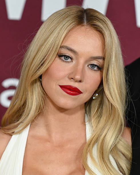 Sydney Sweeney at "The Housemaid" Los Angeles Premiere held at the TCL Chinese Theatre on December 15, 2025 in Los Angeles, California — frame 226/234 (490×612)