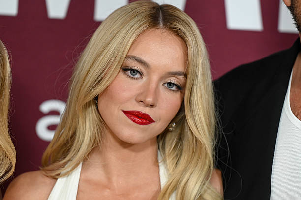 Sydney Sweeney at "The Housemaid" Los Angeles Premiere held at the TCL Chinese Theatre on December 15, 2025 in Los Angeles, California — frame 225/234 (612×407)