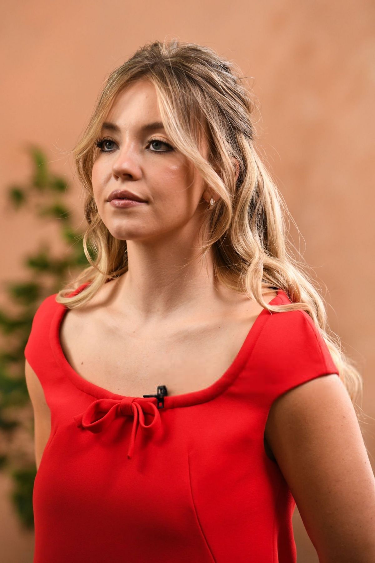 SYDNEY SWEENEY at Variety Studio at Toronto International Film Festival 09/07/2024 — frame 24/29 (1200×1800)